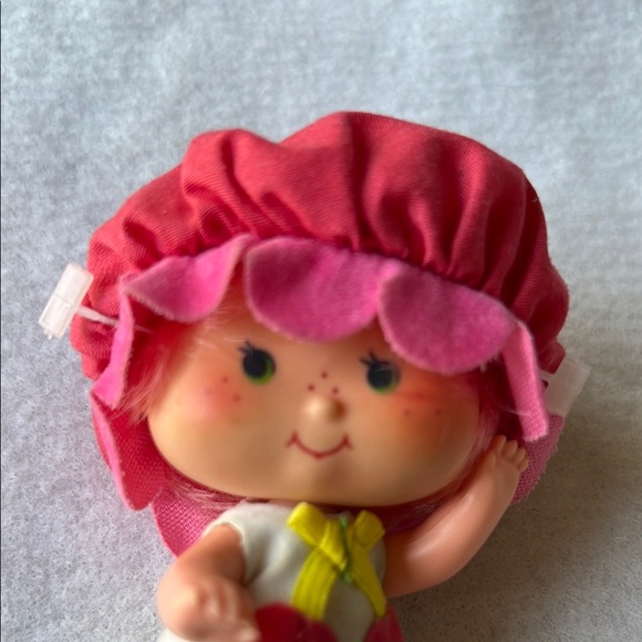 VINTAGE CHERRY CUDDLER & GOOSEBERRY GOOSE 2ND ISSUE‎ KENNER STRAWBERRY SHORTCAKE - Picture 2 of 7